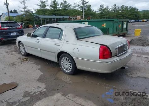 2005 Lincoln Town Car Signature Limited z USA, uszkodzony, nr VIN 1LNHM82W35Y654826